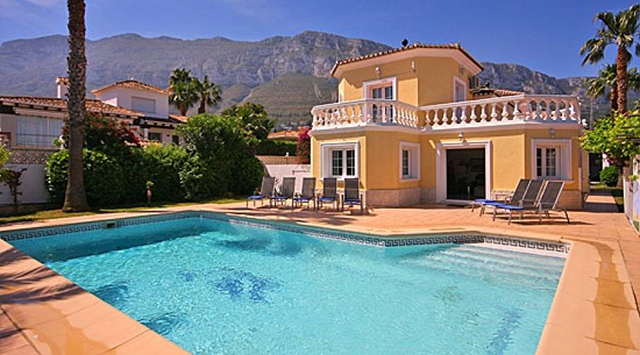 5 ventajas que te convencerán de comprar una casa en Dénia con piscina